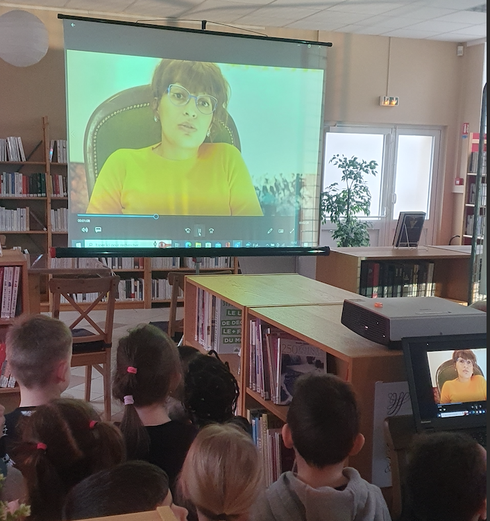 Enfants participant à un projet artistique de la série "Les émotions vitales" de BKenzArt, explorant leurs émotions à travers la peinture