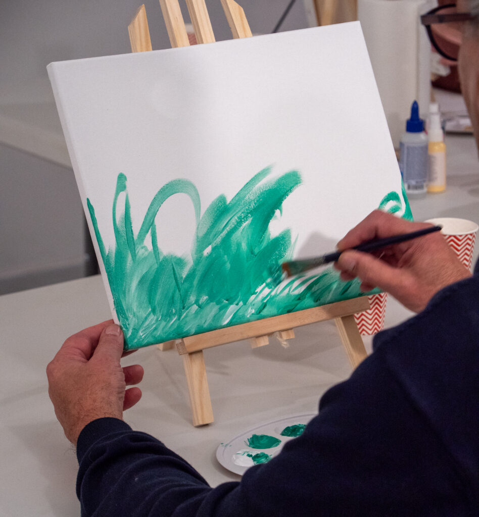 Adultes participants à un atelier de connexion à soi et de libération émotionnelle pour tous les âges - un moment de déconnexion avec le monde extérieur avec l'artiste BKenzArt